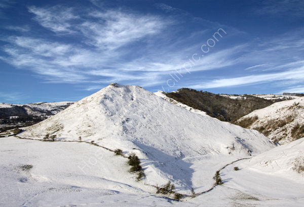 Thorpe Cloud with snow